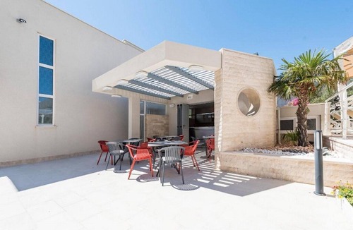 Novalja Apartment | Azure retreat by the garden lane