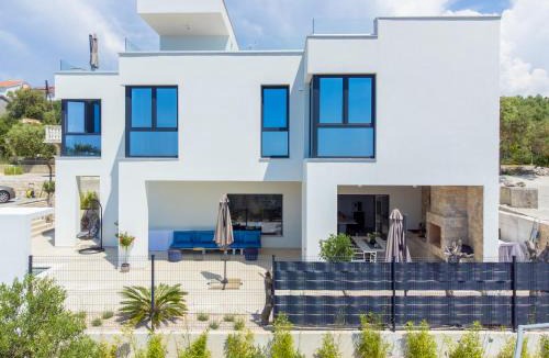 Jakisnica Villa | Bay Diamond Villa with heated pool and sauna