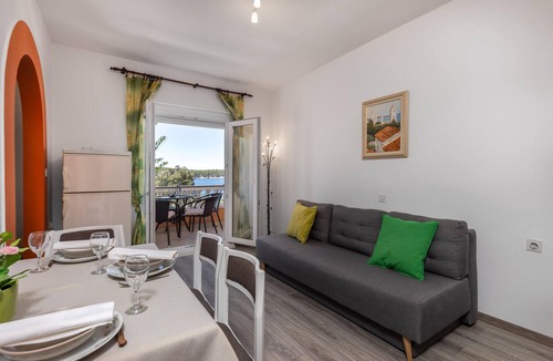 Rab Apartment | Beach front apartment in Barbat na Rabu with WiFi
