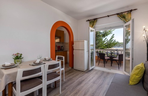 Rab Apartment | Beach front apartment in Barbat na Rabu with WiFi