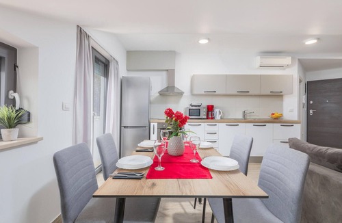 Pjescana Uvala Apartment | Beach front apartment in Pjescana Uvala with WiFi