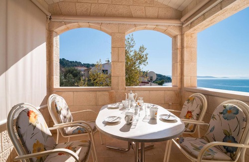 Okrug Donji Apartment | Beach front apartment in Okrug Donji