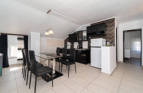 Donji Karin Apartment | Beach front apartment in Benkovac with WiFi