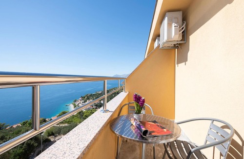 Bratus Apartment | Beach front apartment in Krvavica with WiFi