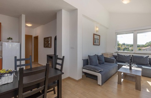 Njivice Apartment | Beach front apartment in Njivice with WiFi