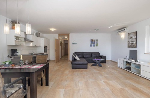 Omisalj Apartment | Beach front apartment in Omisalj with WiFi