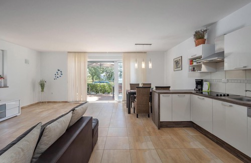 Omisalj Apartment | Beach front apartment in Omisalj with WiFi