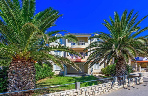 Banjol Apartment | Beach front apartment in Banjol with WiFi