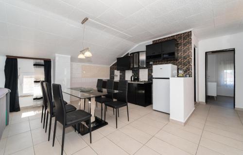 Donji Karin Apartment | Beach Front Apartment In Benkovac With Wifi