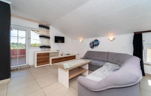 Donji Karin Apartment | Beach Front Apartment In Benkovac With Wifi
