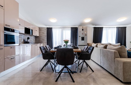 Solin Apartment | Beach front apartment in Solin