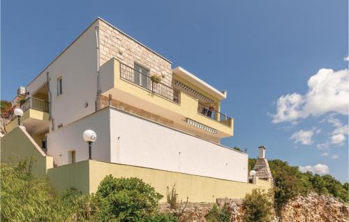 Komarna Apartment | Beach Front Apartment In Komarna With Wifi