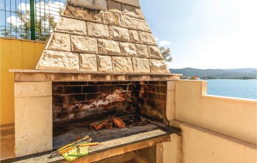 Komarna Apartment | Beach Front Apartment In Komarna With Wifi