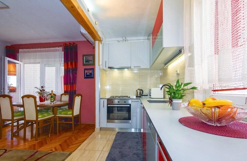 Borak Apartment | Beach front apartment in Omis with WiFi