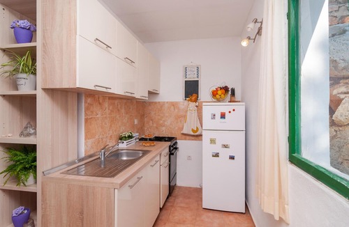 Gdinj House | Beach front home in Gdinj with WiFi