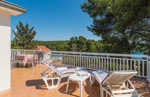 Vrboska House | Beach front home in Vrboska with house sea view