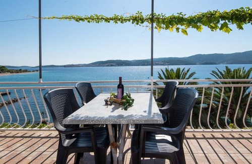 Kuciste Apartment | Beachfront 2-Bedroom Holiday Apartment in Kućište on charming Pelješac peninsula.