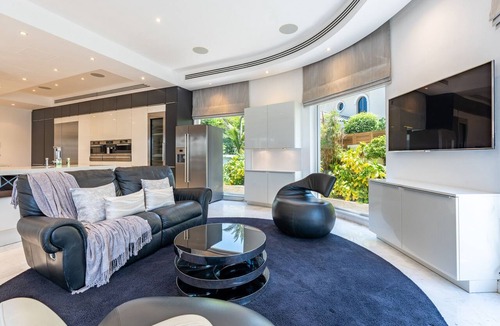 Palm Jumeirah Villa | Beachfront 6BR Villa with 2 Asst Rooms, Own Pool, Cabana & Private Beach Access