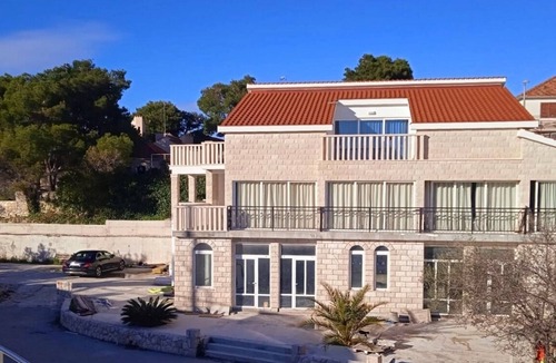 Razanj House | Beachfront house with hot tubRažanj, Rogoznica (K-19159)
