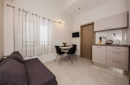 Brodarica Apartment | Beachfront One Bedroom Apartment Savin
