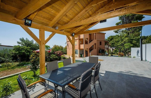Brodarica Apartment | Beachfront One Bedroom Apartment Savin