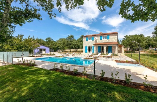 Funtana House | Beachfront stone villa just 800 metres from the beach with private pool, BBQ, washing machine