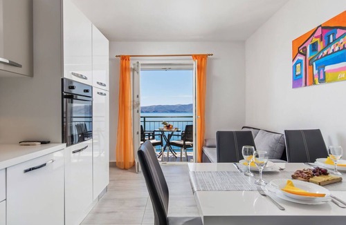Vratarusa Apartment | Beautiful apartment for 5 people with A/C, WIFI, pool, TV, terrace and pets allowed
