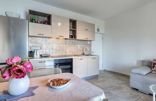 Sveti Juraj Apartment | Beautiful apartment for 5 guests with A/C, WIFI, TV, patio and pets allowed