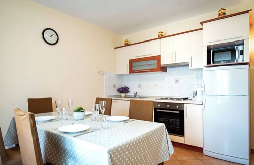 Rab Town Apartment | Beautiful apartment for 6 guests with WIFI, A/C, TV, terrace and pets allowed