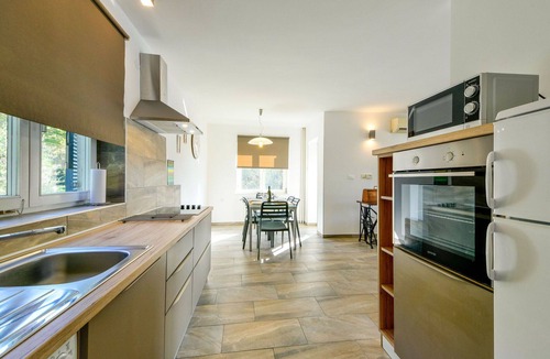 Omisalj Apartment | Beautiful apartment for 5 guests with WIFI, A/C, TV, terrace and pets allowed