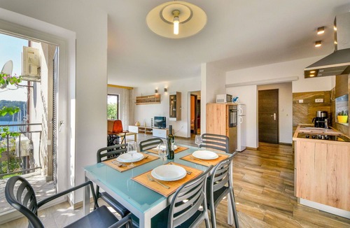 Omisalj Apartment | Beautiful apartment for 5 guests with WIFI, A/C, TV, terrace and pets allowed