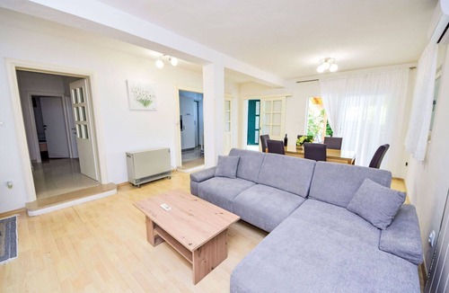 Arbanija Apartment | Beautiful apartment for 7 guests with A/C, WIFI, TV, terrace and pets allowed