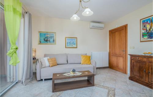 Cizici Apartment | Beautiful Apartment In Cizici With Wifi