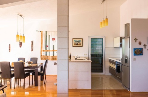 Batinici Apartment | Beautiful apartment in Makarska with WiFi