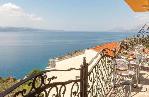 Bratus Apartment | Beautiful Apartment In Krvavica