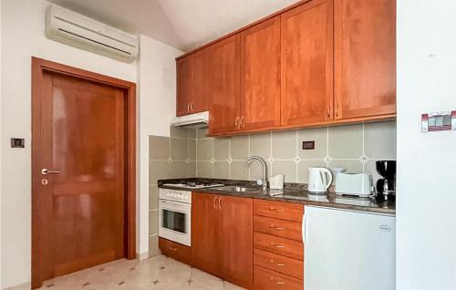 Kukci Apartment | Beautiful Apartment In Kukci With Swimming Pool