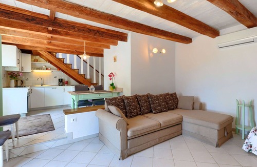 Kastelir House | Beautiful apartment in villa for 6 guests with WIFI, A/C, pool, TV, patio and pets allowed