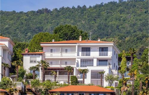 Ika House | Beautiful Home In Ika With Wifi