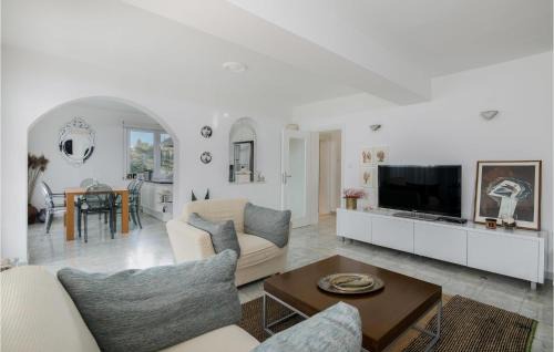 Njivice House | Beautiful Home In Njivice