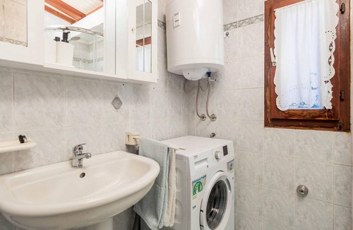 Veli Losinj House | Beautiful home in Veli Losinj with WiFi