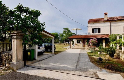 Valtura House | Beautiful Istrian house with big backyard, pet friendly