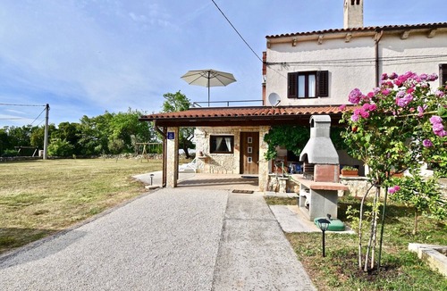 Valtura House | Beautiful Istrian house with big backyard, pet friendly