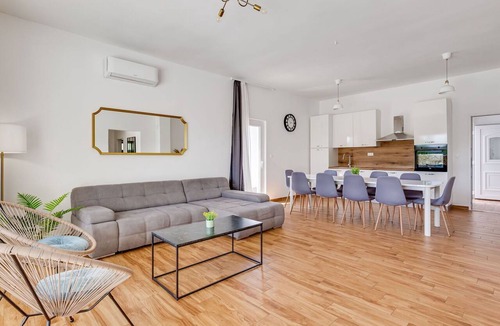 Velim House | Beautiful private villa with private pool, A/C, WIFI, TV, terrace, pets allowed and panoramic view
