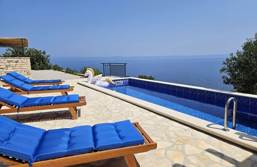 Prigradica House | Beautiful private villa for 8 people with A/C, private pool, internet, TV, terrace and pets allo.