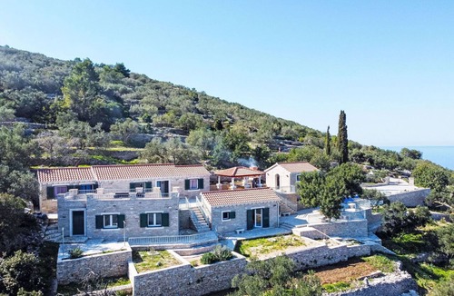 Prigradica House | Beautiful private villa for 8 people with A/C, private pool, internet, TV, terrace and pets allo.