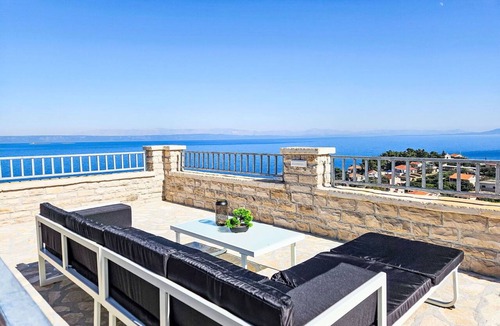 Prigradica House | Beautiful private villa for 8 people with A/C, private pool, internet, TV, terrace and pets allo.