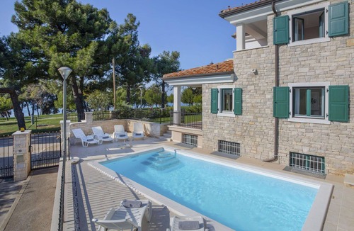 Basanija House | Beautiful villa for 8 guests with WIFI, A/C, private pool, TV and terrace