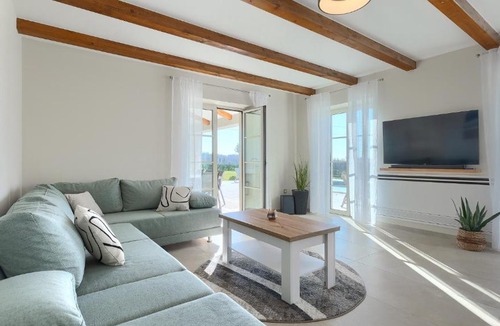Tinjan Villa | Beautiful villa Jurasi with outdoor pool in Tinjan