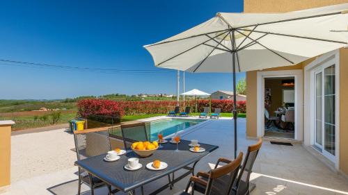 Vizinada Villa | Beautiful Villa Onit with outdoor pool in Vizinada
