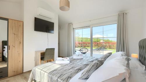 Vizinada Villa | Beautiful Villa Onit with outdoor pool in Vizinada